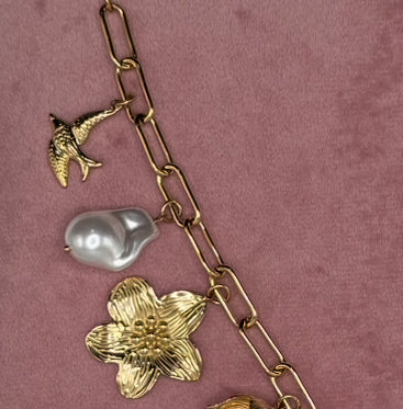 BRACCIALE CON FIORE GRANDE E CHARMS ORO
