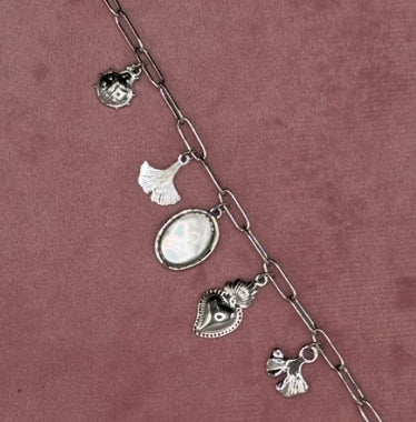 BRACCIALE CON MADRE PERLA E CHARMS ACCIAIO