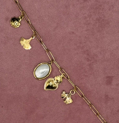 BRACCIALE CON MADRE PERLA E CHARMS ORO