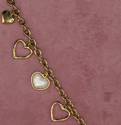 BRACCIALE CON CUORE BIANCO E CHARMS ORO