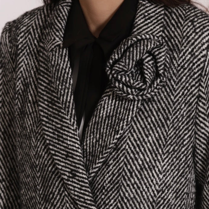 Mimì-Muà CAPPOTTO LUNGO SPIGATO CON FIORE SU COLLO