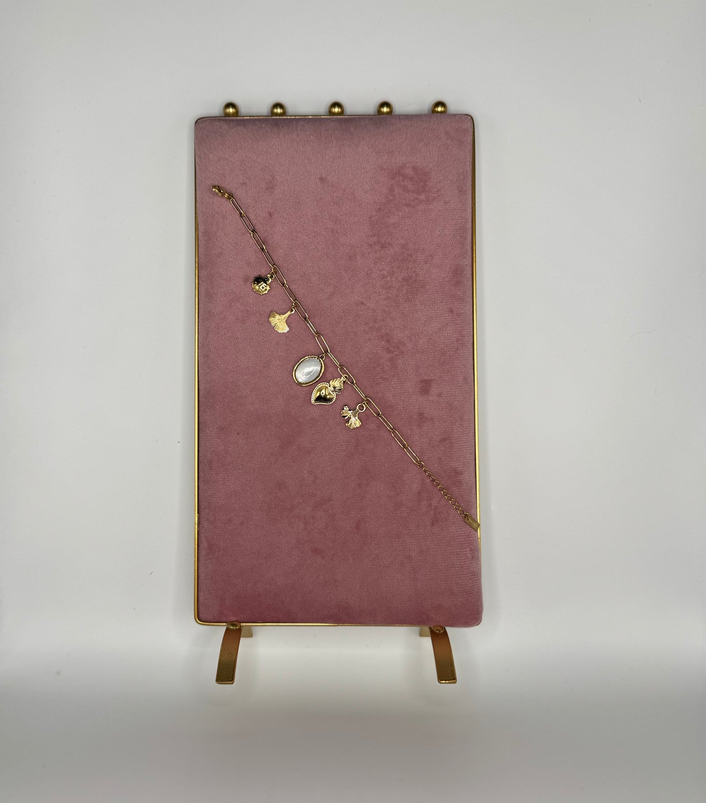BRACCIALE CON MADRE PERLA E CHARMS ORO