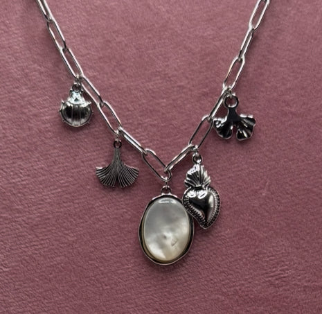 COLLANA MADRE PERLA CON CHARM ACCIAIO