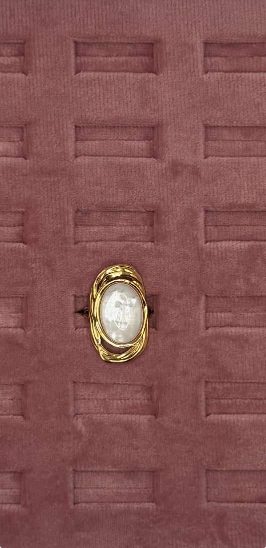 ANELLO OVALE CON MADRE PERLA BIANCA ORO