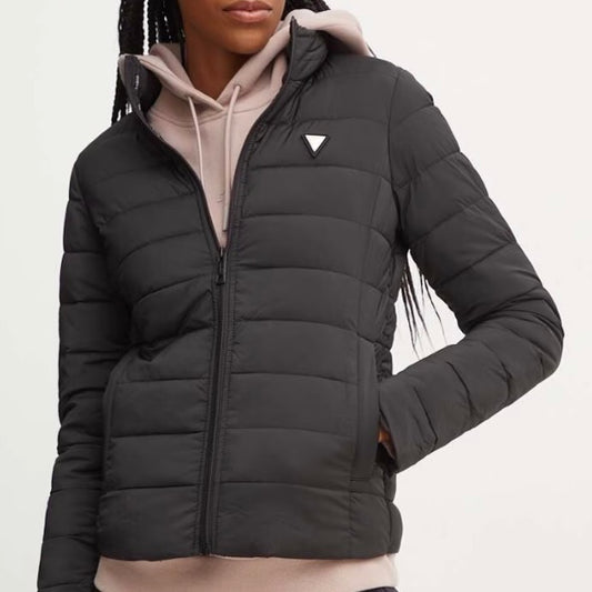 GUESS PIUMINO SFIANCATO CON LOGO IN METALLO
