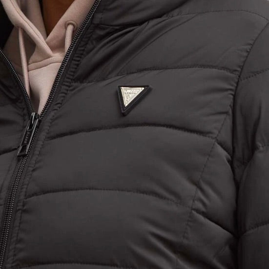 GUESS PIUMINO SFIANCATO CON LOGO IN METALLO