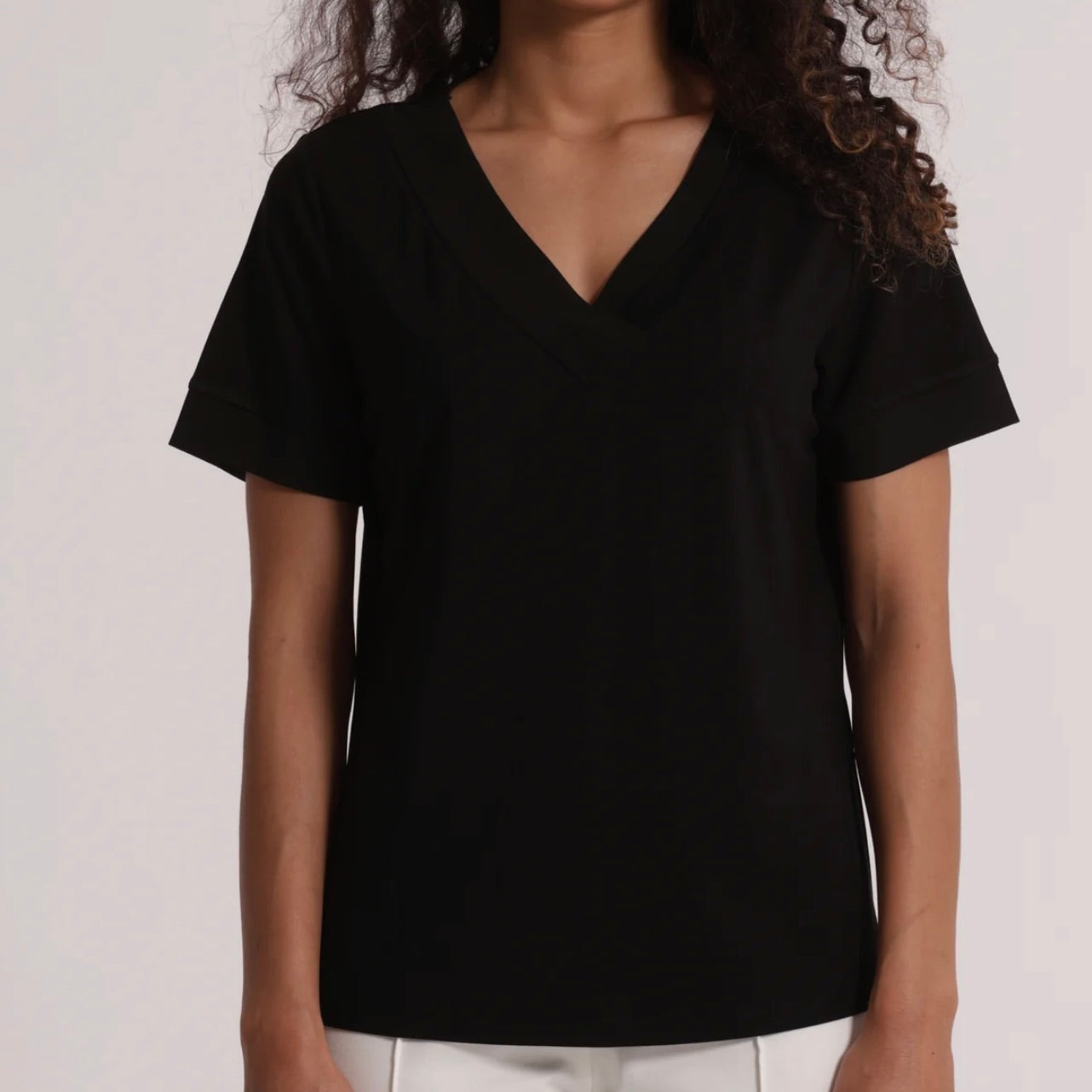 Mimì-Muà T-SHIRT SCOLLO A V CON DETTAGLI IN GEORGETTE