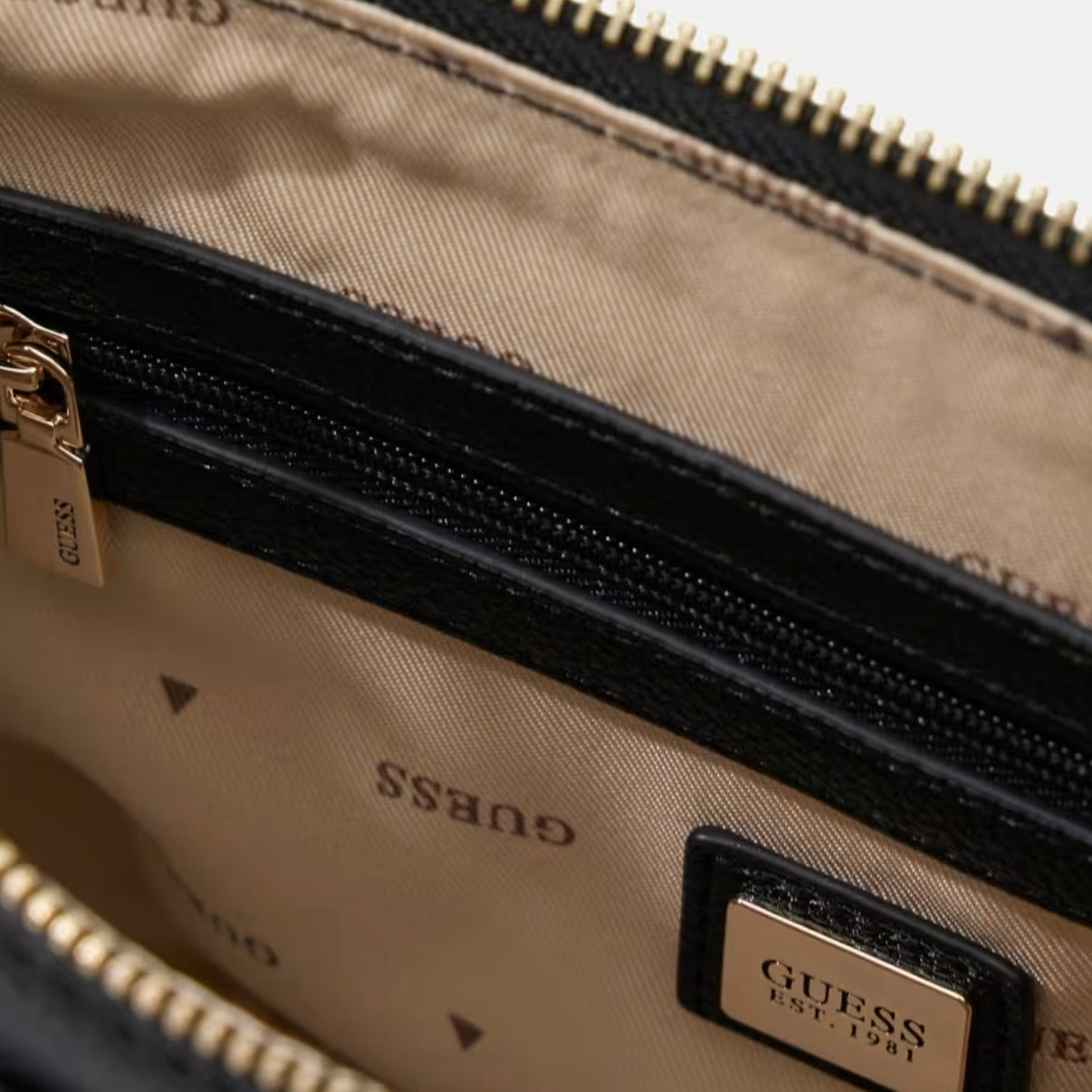GUESS ISOLA SHOULDER BAG