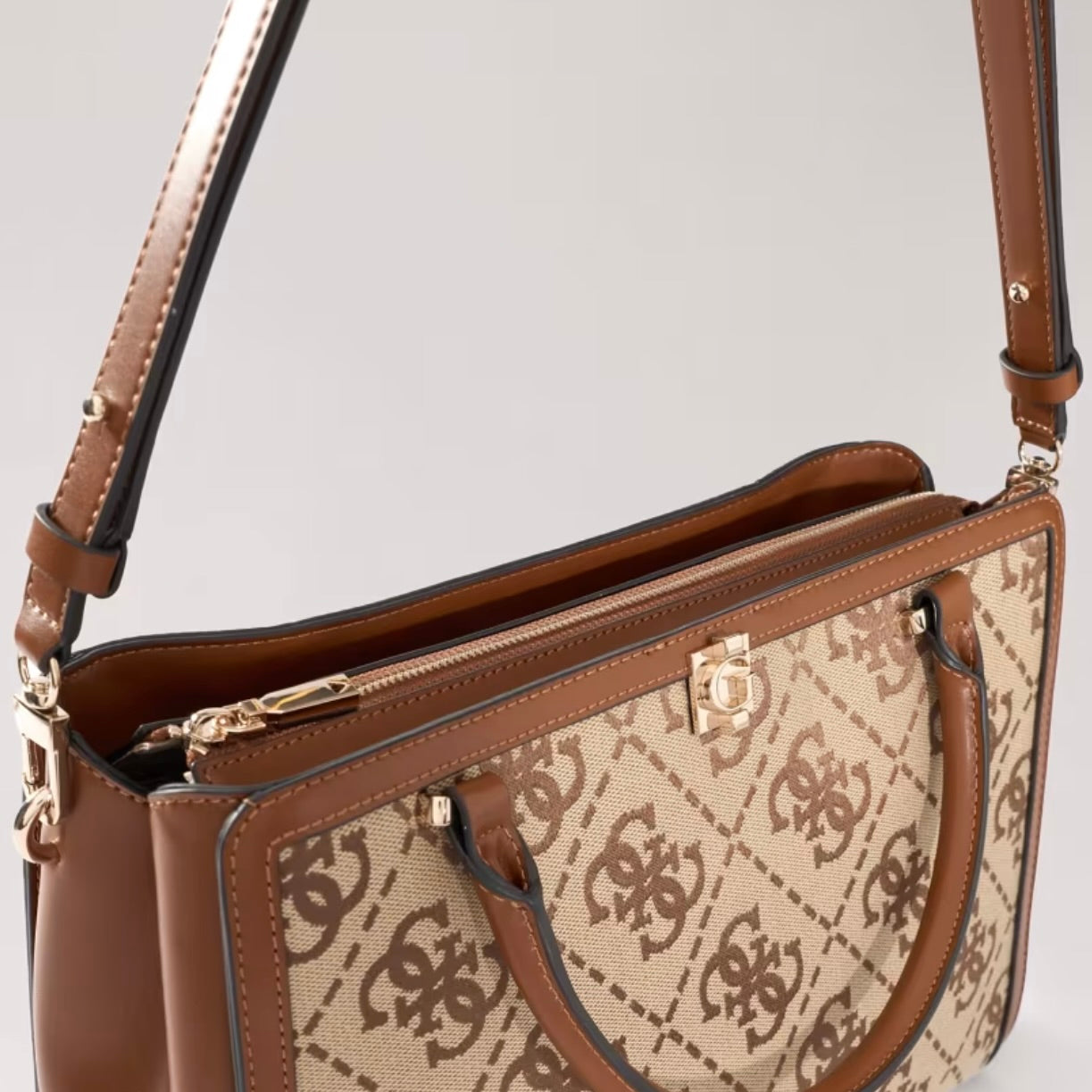 GUESS AUDREY LOGO GIRLFRIEND SATCHEL